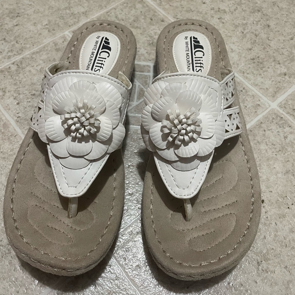 Cliffs by White Mountain flower thong sandals. White/cream size 8 barley used